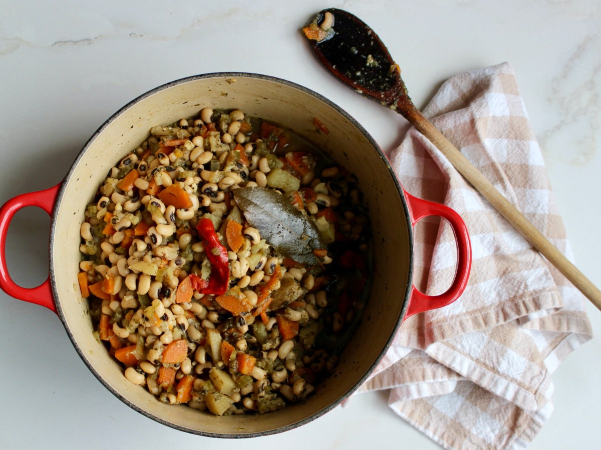 Haricots à oeil noir au thym sur riz à la noix de coco et&nbsp;épinards